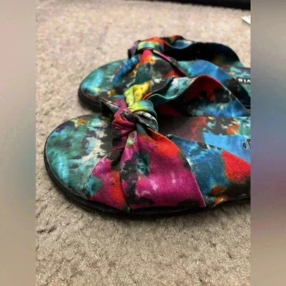 Alice + Olivia Pabla Knotted Tie Dye Cotton Sandals - Picture 6 of 10